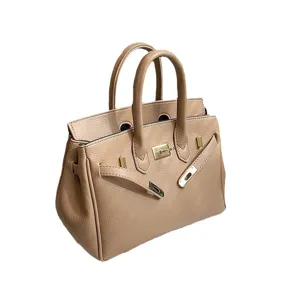 Schicke lässige Damen Handtasche aus Kunstleder mit Henkeln und klassischem Schloss Design.