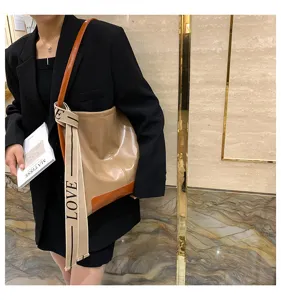 Borsa a secchiello chic da donna, design patchwork alla moda con nastro per uso quotidiano.