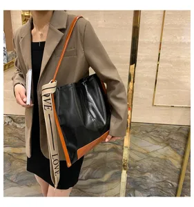 Borsa a tracolla elegante di grande capacità per donna, tote bag alla moda con cinturino.