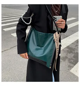 Borsa a tracolla elegante di grande capacità per donne, design da commuter con colori.
