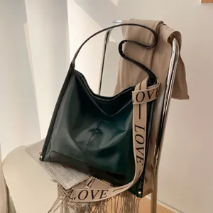 Elegante borsa a tracolla verde scuro con tracolla LOVE, capiente borsa da lavoro.