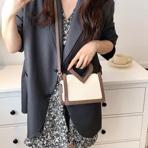 Chic kleine Umhängetasche mit Herzgriff und stilvollem Kontrastfarben-Design für Damen.