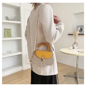 Chique geweven crossbodytas met gele flap en geplooide handgreep voor dagelijks gebruik.