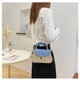 Elegante geweven schoudertas met blauwe flap en gerimpeld handvat voor dagelijkse stijl.