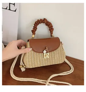 Geweven stro crossbody tas met bruine lederen flap, handvat en dikke touw schouderriem chic.