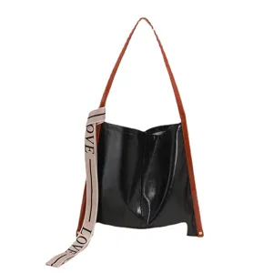 Grande borsa a tracolla da donna in pelle nera, borsa a secchiello con cinturino marrone e nastro.