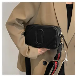 Élégant sac bandoulière matelassé noir pour femme avec une large sangle très tendance