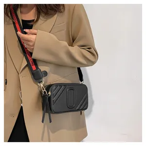 Sac à bandoulière appareil photo en cuir noir avec large sangle, sac quotidien élégant.