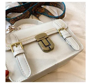 Retro handtas detail met elegant wit kunstleder en vintage gouden hardware voor dagelijks.