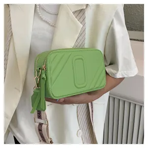 Sac à bandoulière vert tendance pour femme, sac photo élégant avec une large sangle.