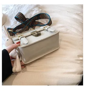 Retro slot kleine schoudertas voor dames, veelzijdige crossbody handtas met brede riem.