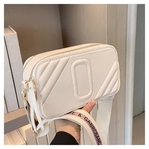 Sac bandoulière appareil photo blanc cassé chic pour femme, petit sac carré à large sangle.