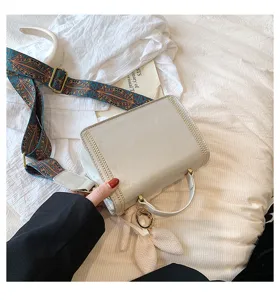 Stijlvolle witte kleine handtas voor dames met kleurrijke schouderband en schattig konijntje.