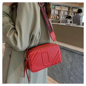 Sac bandoulière appareil photo en cuir rouge matelassé avec une large sangle femme