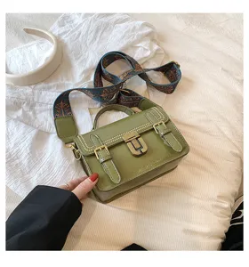 Retro groene kleine vierkante tas met metalen slot en brede etnische print band erg chic.