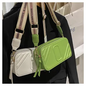 Sac bandoulière appareil photo tendance pour femme avec large sangle et design polyvalent.