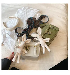 Vintage schoudertas voor dames, chique retro tas met schattige konijnenhanger voor dagelijks.