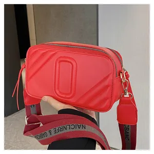 Sac bandoulière appareil photo rouge élégant pour femme, sac en cuir PU large sangle.