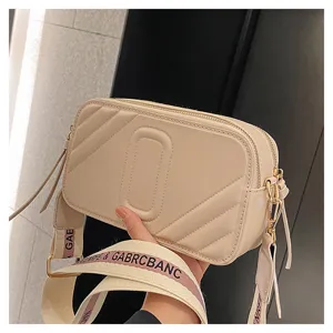 Sac bandoulière beige classique avec sangle large, sac chic en cuir PU pour femme au quotidien.