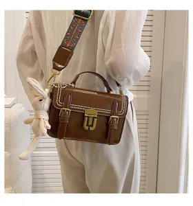 Retro slot schoudertas voor vrouwen, chique PU lederen handtas met schattig konijnenhanger.