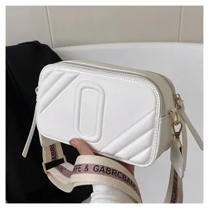 Sac bandoulière blanc stylé pour femme avec large sangle, design tendance et double fermeture.