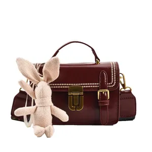 Vintage retro donkerrode lederen handtas met schattige konijnenhanger voor dames schoudertas