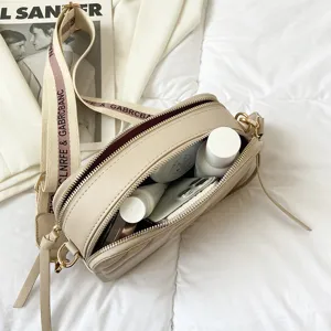 Sac à bandoulière chic pour femme, sac appareil photo tendance avec une large sangle réglable.