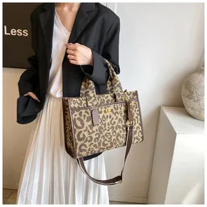 Chic τσάντα tote από καμβά με λεοπάρ μοτίβο, κομψές δερμάτινες λεπτομέρειες και λουρί.