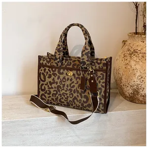 Γυναικεία τσάντα shopper από ύφασμα με λεοπάρ μοτίβο, καφέ δερμάτινες λεπτομέρειες και λουρί.