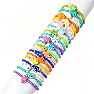 Vue détaillée de bracelets de perles bohèmes colorés ornés de breloques marines.