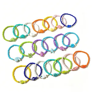 Vue détaillée de bracelets de perles bohèmes faits main avec des breloques poissons