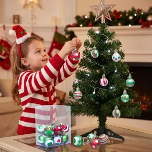 Ensemble de boules de Noel rouges et vertes pailletees pour la decoration de fete