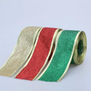 Vista dettagliata di nastri glitterati con bordi dorati in colori festivi per decorazioni.