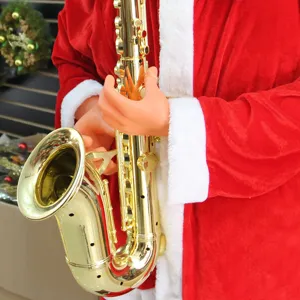 Gros plan détail de la décoration de Noël Père Noël électrique avec saxophone en velours.