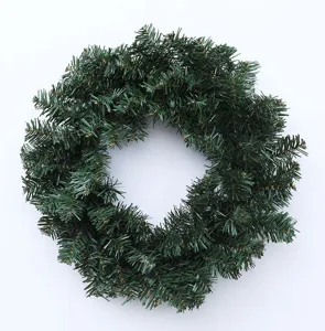 Ghirlanda di Natale artificiale verde in pino per decorazione domestica e feste festive.