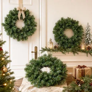 Ghirlanda di Natale artificiale verde con rami di pino densi per decorazione festiva casa