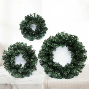 Set di ghirlanda natalizia verde artificiale, rami di pino densi per decorazioni festive.