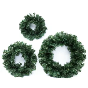 Set di ghirlande natalizie verdi artificiali, rami di pino fitti per decorazione.