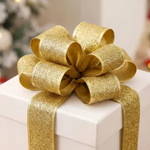 Fiocco in nastro glitterato dorato posizionato su elegante scatola regalo bianca per feste.