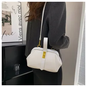 Witte litchi patroon kusslot handtas detail, elegante schoudertas met gouden metalen hardware.