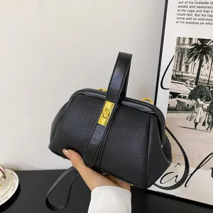 Zwarte getextureerde handtas tote bag met elegant gouden slot voor dagelijks gebruik.
