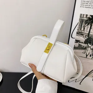 Witte PU lederen handtas schoudertas met gouden sluiting voor dagelijks gebruik van vrouwen.