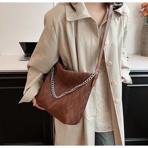 Autumn fashion casual pleated shoulder bag with metal chain, vintage large capacity style.