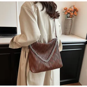 Autumn fashion casual tote bag for women, retro large capacity shoulder bag, commuter bag.