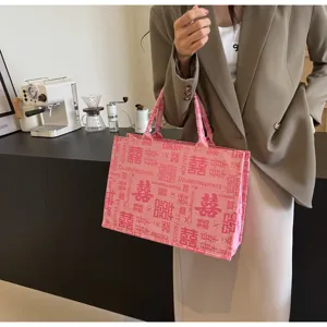 Dettaglio di borsa tote rosa con stampa di felicità cinese, elegante borsa in tela.