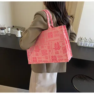 Vista dettagliata della borsa tote da sposa cinese rosa con stampa doppia felicità.