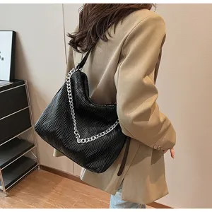 Black pleated shoulder bag detail, large capacity casual tote with chic chunky chain design.