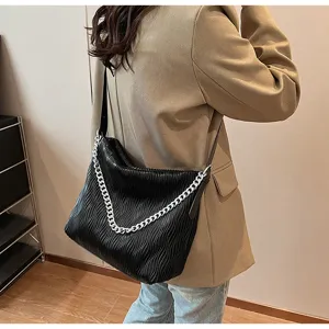 Casual pleated shoulder bag for women, retro black large capacity tote with chain detail.