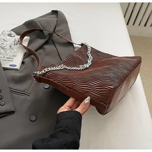 Autumn fashion casual pleated shoulder bag with chain, retro large capacity brown hobo bag.