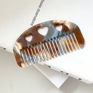 Retro Acetat Haarkamm mit ausgehöhltem Herz-Design, elegantes kompaktes Vintage Haarstyling-Tool.